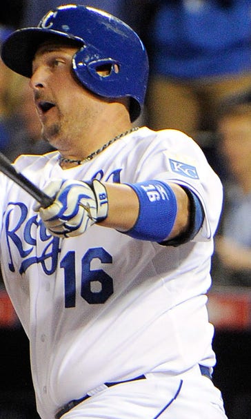 Royals clobber Giants 7-2 to even World Series